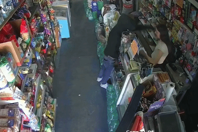 Nữ nhân viên 'tung cước' liên tiếp khiến tên trộm hoảng sợ bỏ chạy