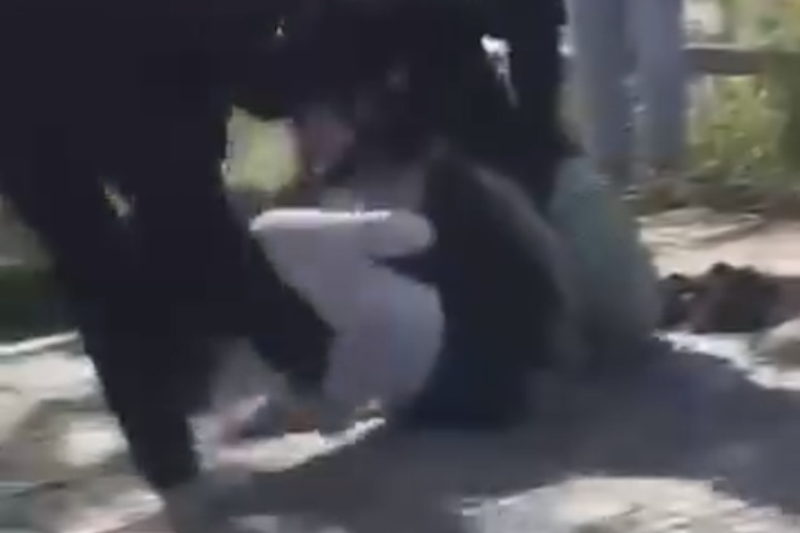 Nữ sinh lớp 10 bị nhóm bạn lớp 8 đánh do mâu thuẫn kéo dài từ năm học trước