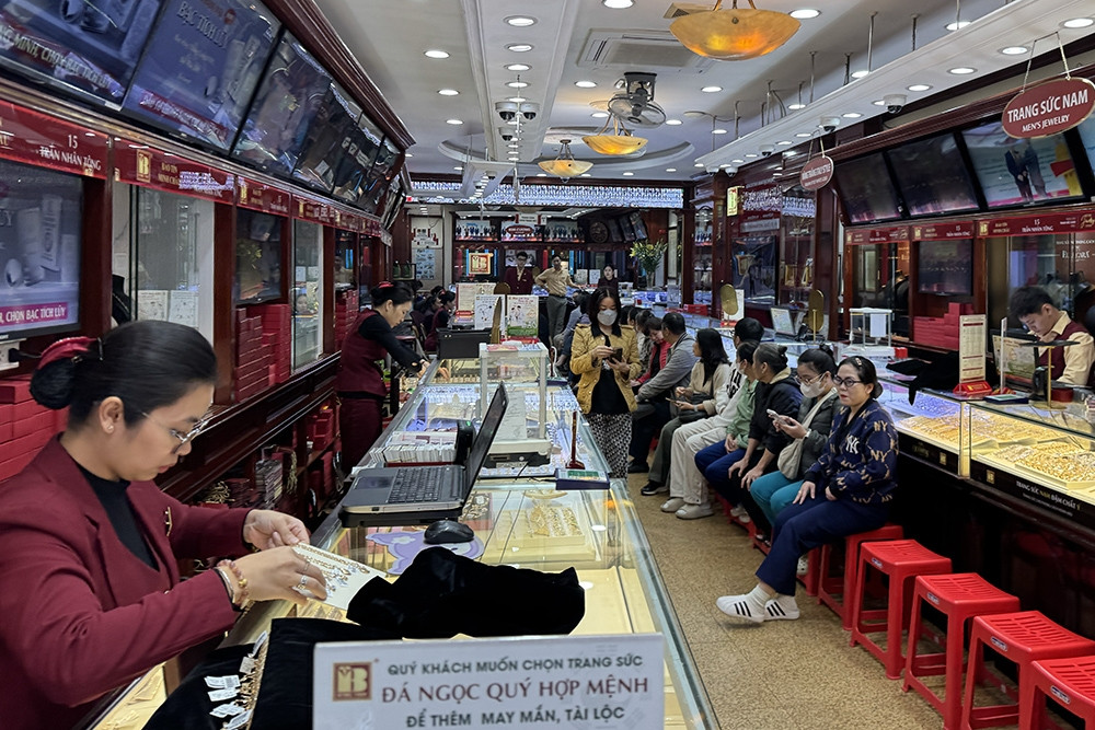 Phố vàng Hà Nội vắng khách, TPHCM vẫn xếp hàng từ sớm chờ mua vàng