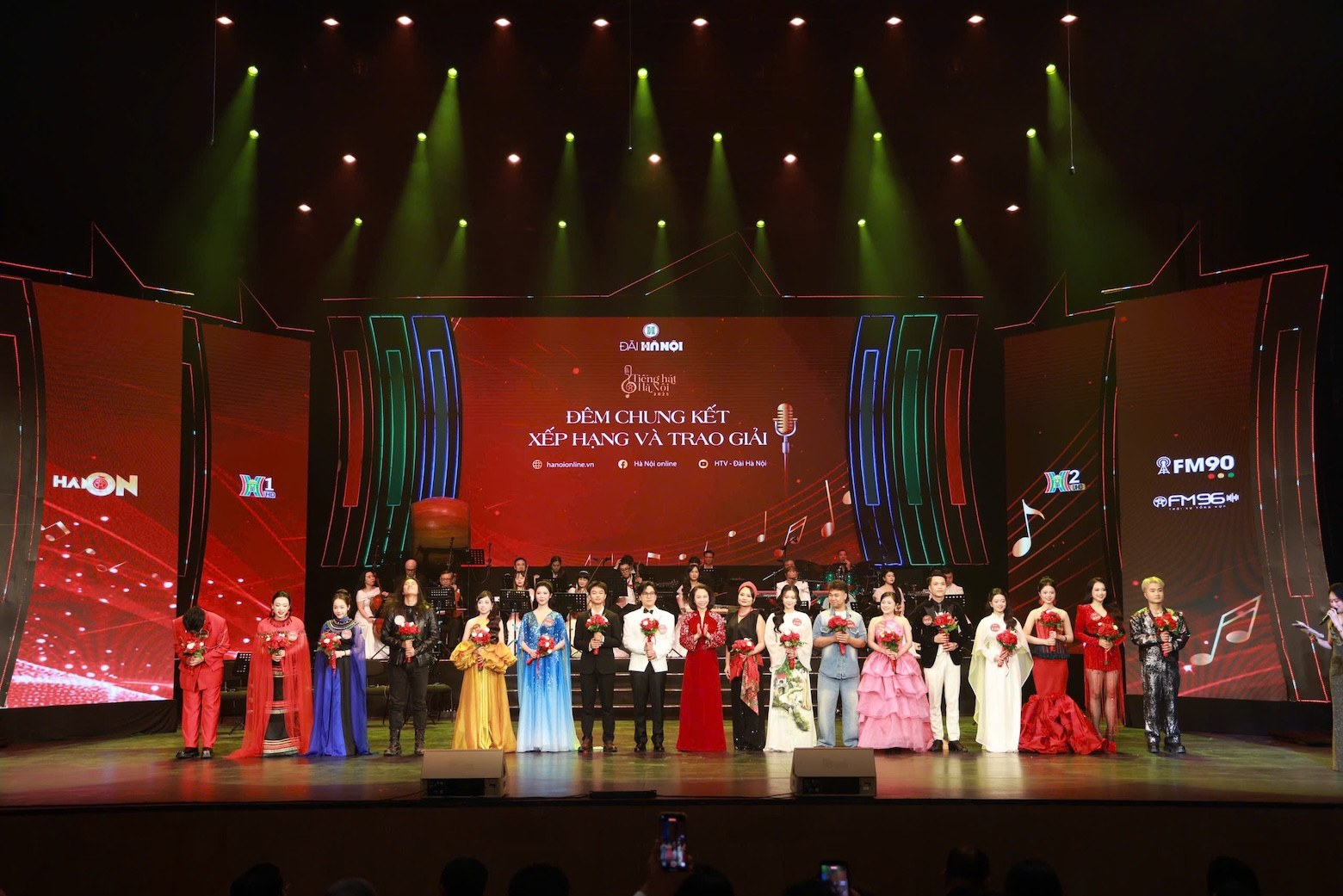 Tặng hoa các thí sinh.jpg