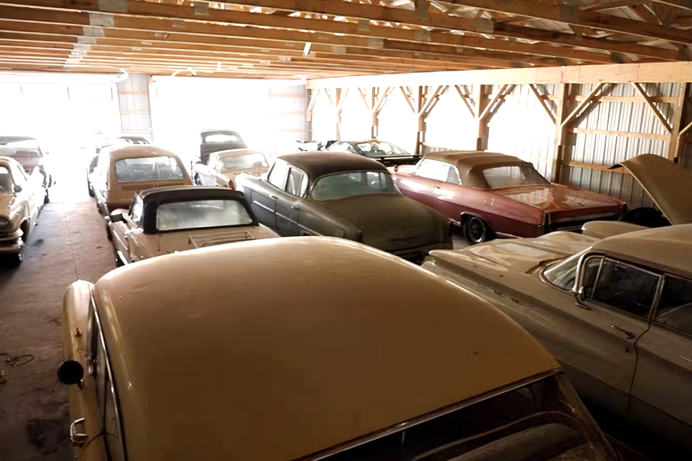 Thừa kế cả dàn xe cổ phủ bụi trong nhà kho, con trai lập tức rao bán hàng loạt