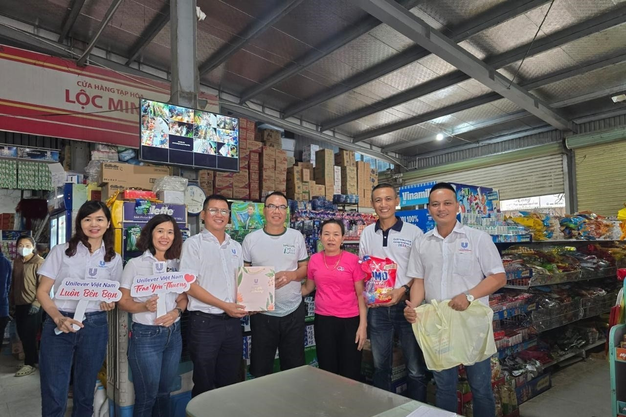 Unilever Việt Nam hỗ trợ người dân và tiểu thương phục hồi sau bão lũ