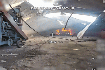 Video FPV cảm tử Nga tấn công kho chứa thiết giáp CV90 của Ukraine