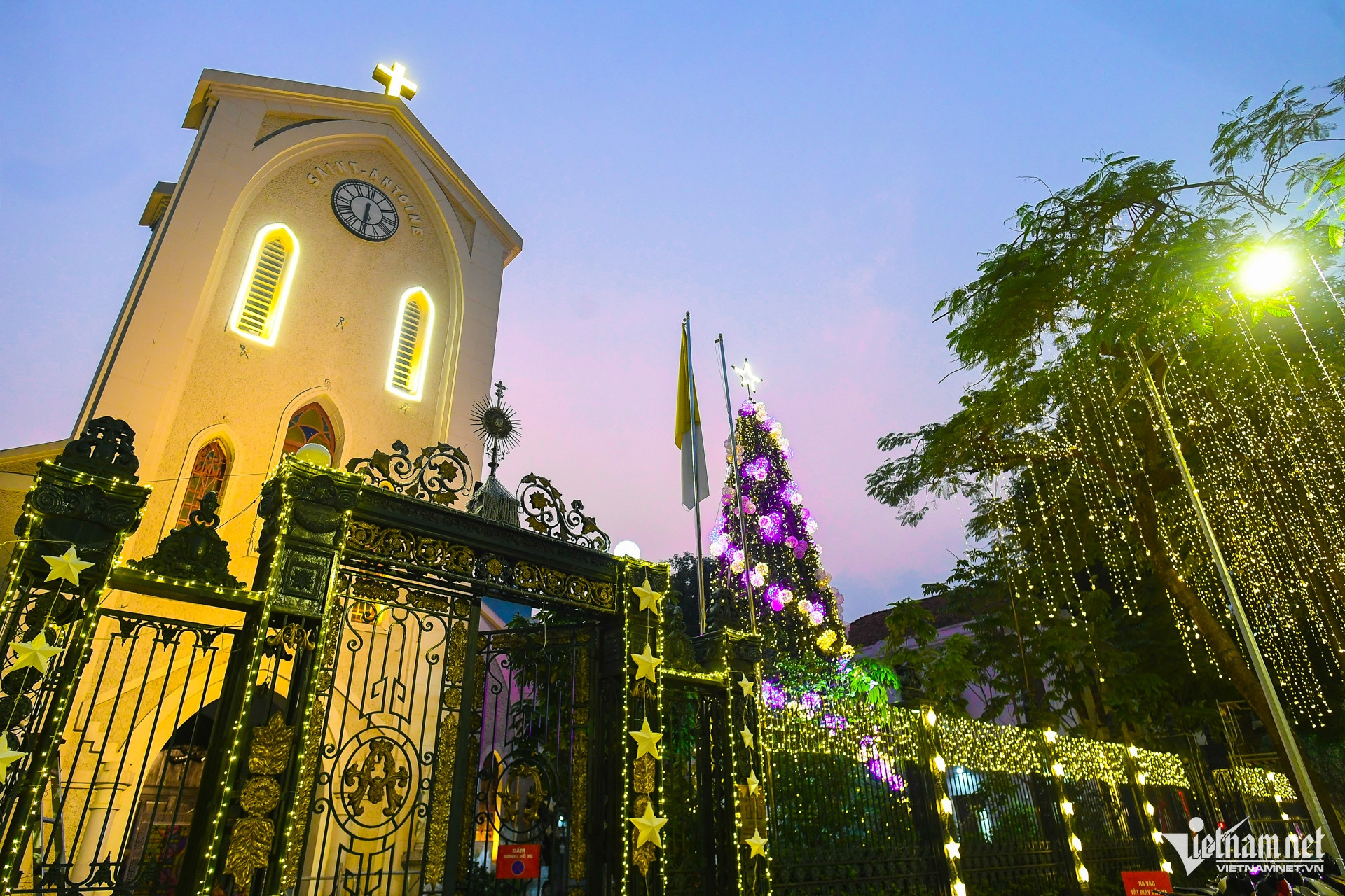 Nhà thờ Hà Nội trang hoàng rực rỡ, sẵn sàng lên đèn đón Giáng sinh W-nha tho noel giang sinh hanoi 10.jpg