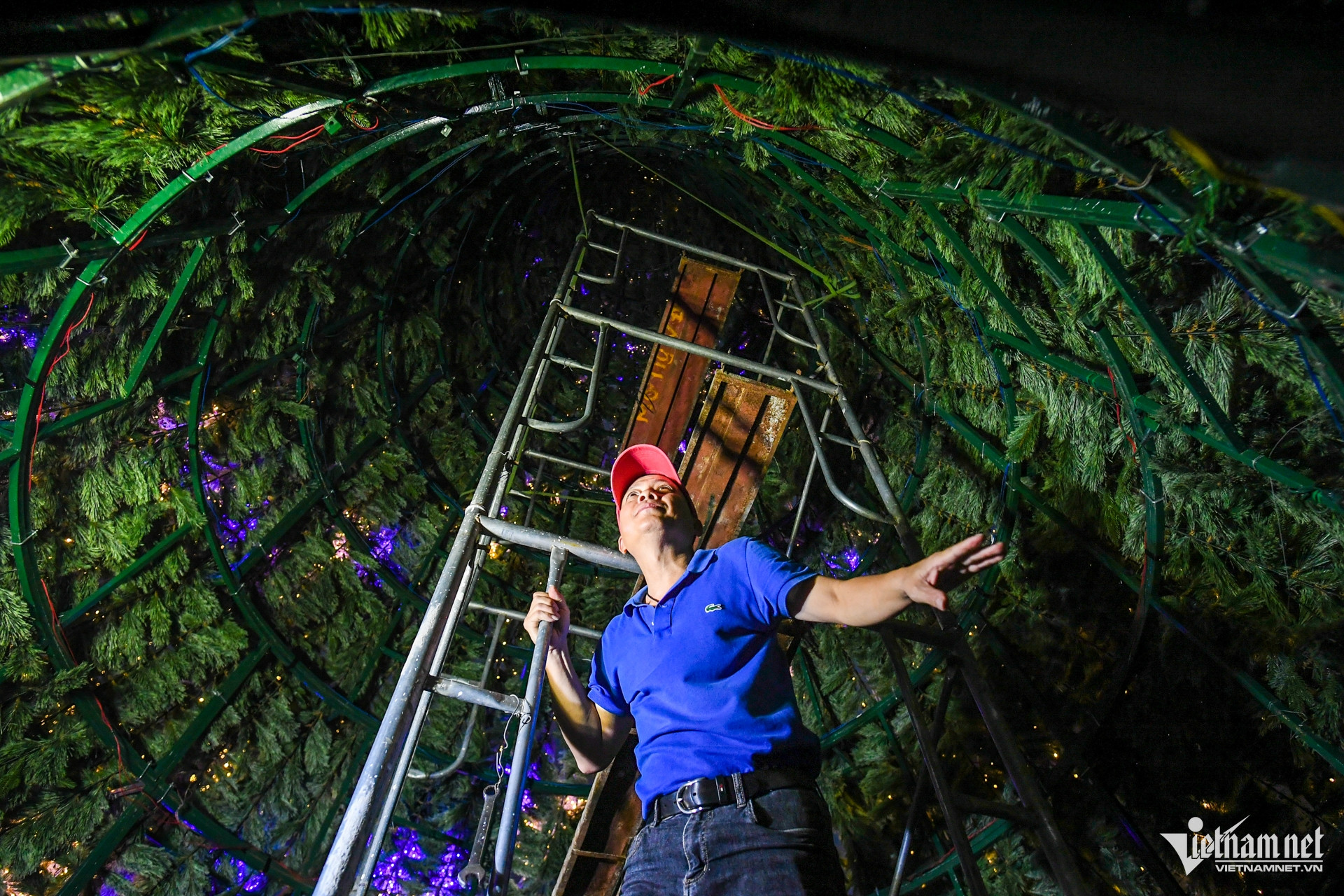 Nhà thờ Hà Nội trang hoàng rực rỡ, sẵn sàng lên đèn đón Giáng sinh W-nha tho noel giang sinh hanoi 11.jpg