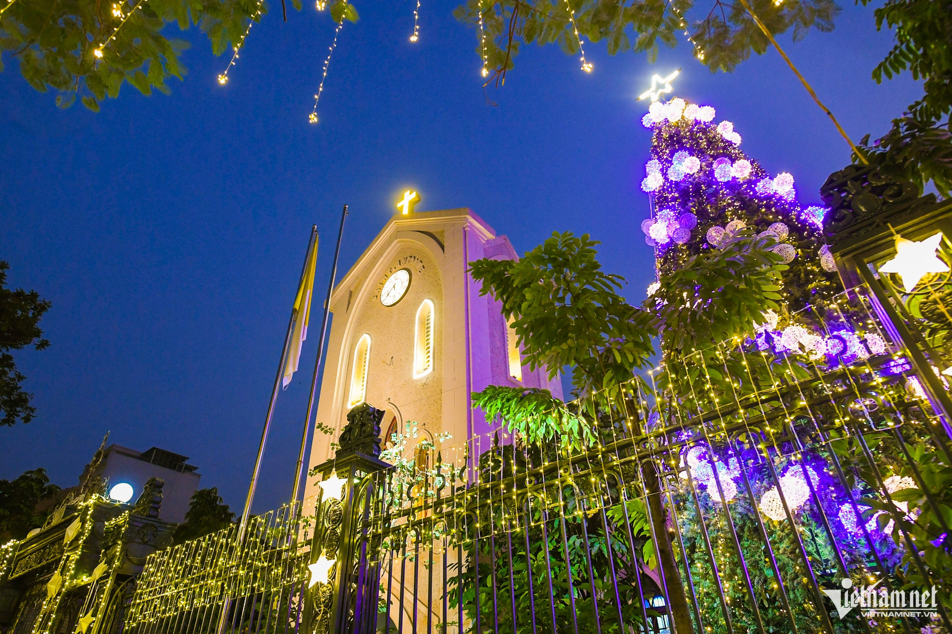 Nhà thờ Hà Nội trang hoàng rực rỡ, sẵn sàng lên đèn đón Giáng sinh https://static-images.vnncdn.net/vps_images_publish/000001/000003/2025/12/10/w-nha-tho-noel-giang-sinh-hanoi-12-1206.jpg