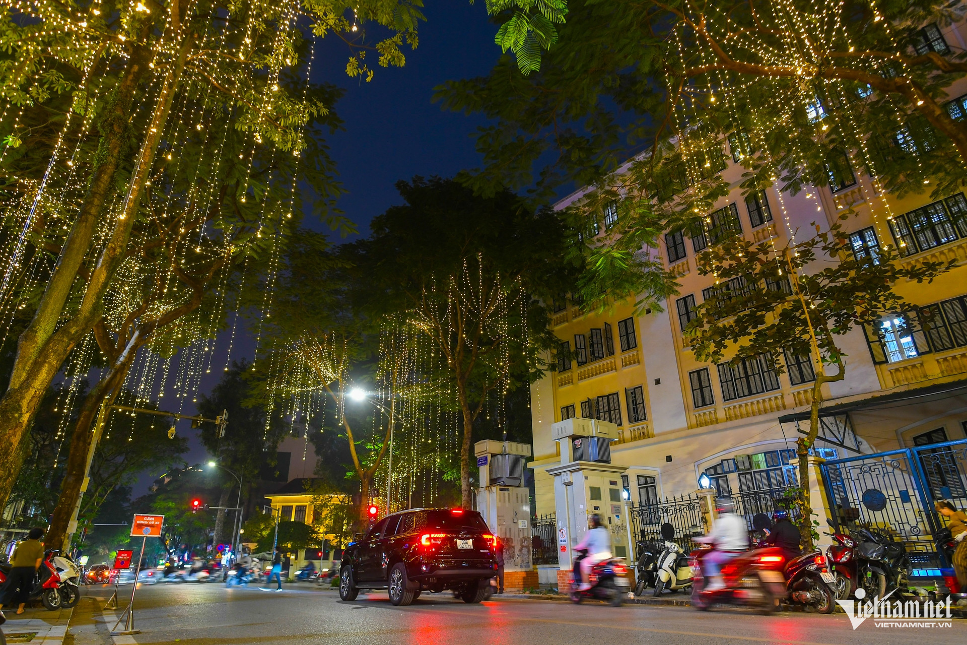 Nhà thờ Hà Nội trang hoàng rực rỡ, sẵn sàng lên đèn đón Giáng sinh https://static-images.vnncdn.net/vps_images_publish/000001/000003/2025/12/10/w-nha-tho-noel-giang-sinh-hanoi-14-1207.jpg