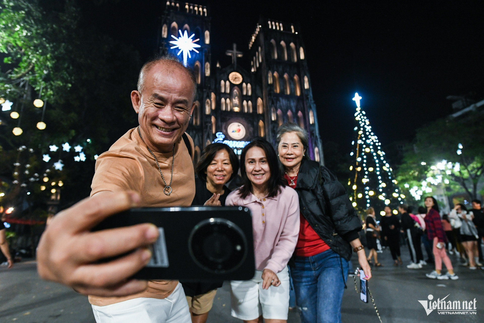 Nhà thờ Hà Nội trang hoàng rực rỡ, sẵn sàng lên đèn đón Giáng sinh W-nha tho noel giang sinh hanoi 19.jpg