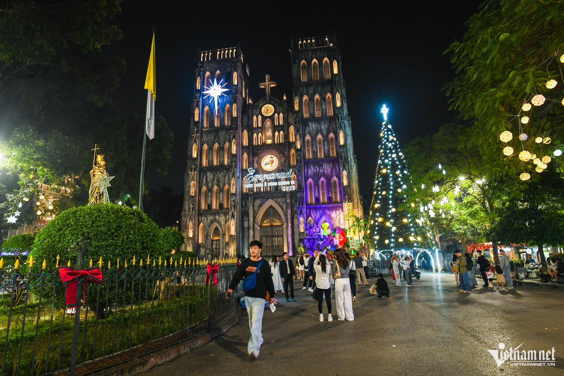Nhà thờ Hà Nội trang hoàng rực rỡ, sẵn sàng lên đèn đón Giáng sinh W-nha tho noel giang sinh hanoi 21.jpg