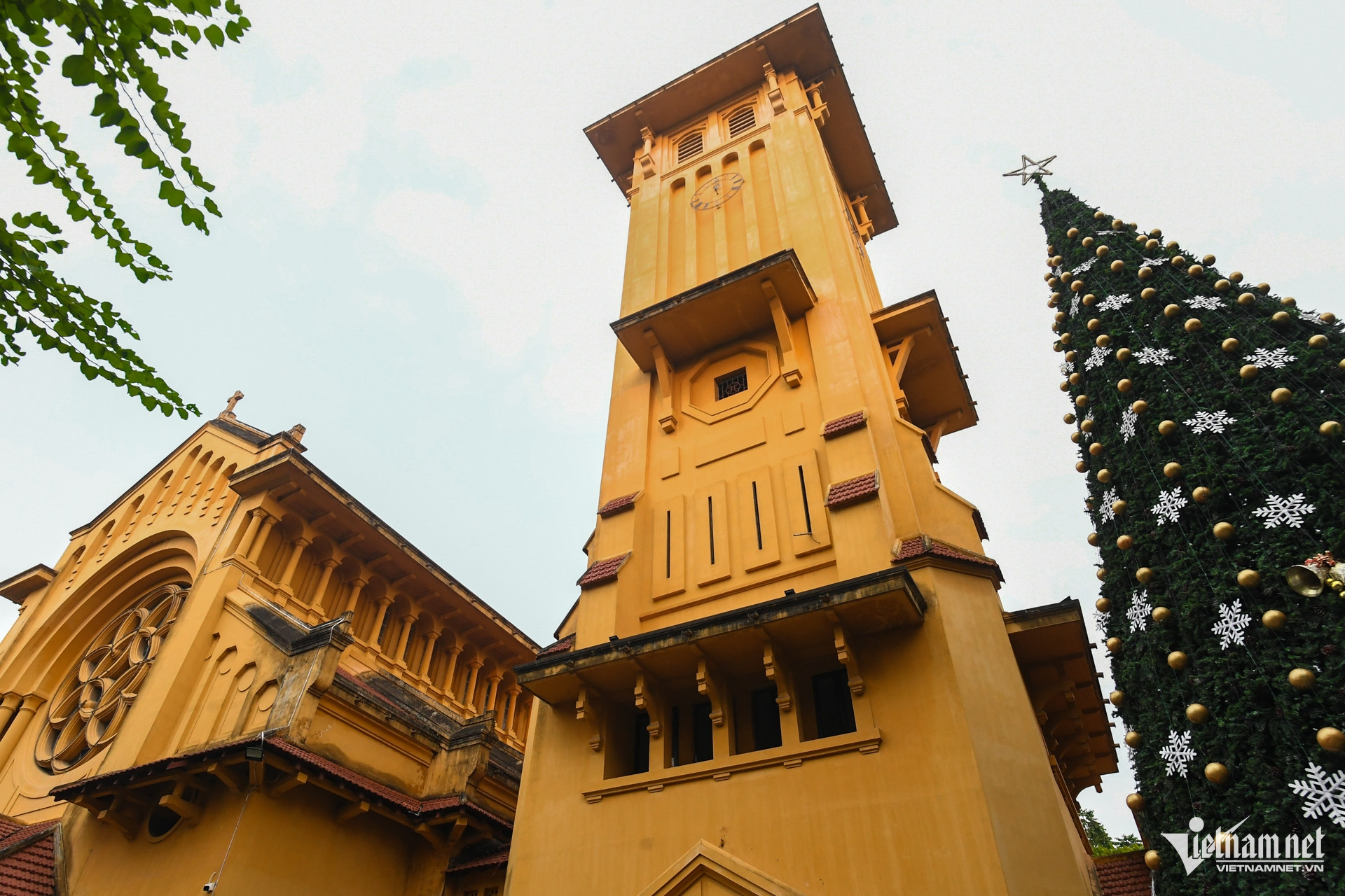 Nhà thờ Hà Nội trang hoàng rực rỡ, sẵn sàng lên đèn đón Giáng sinh https://static-images.vnncdn.net/vps_images_publish/000001/000003/2025/12/10/w-nha-tho-noel-giang-sinh-hanoi-4-1199.jpg