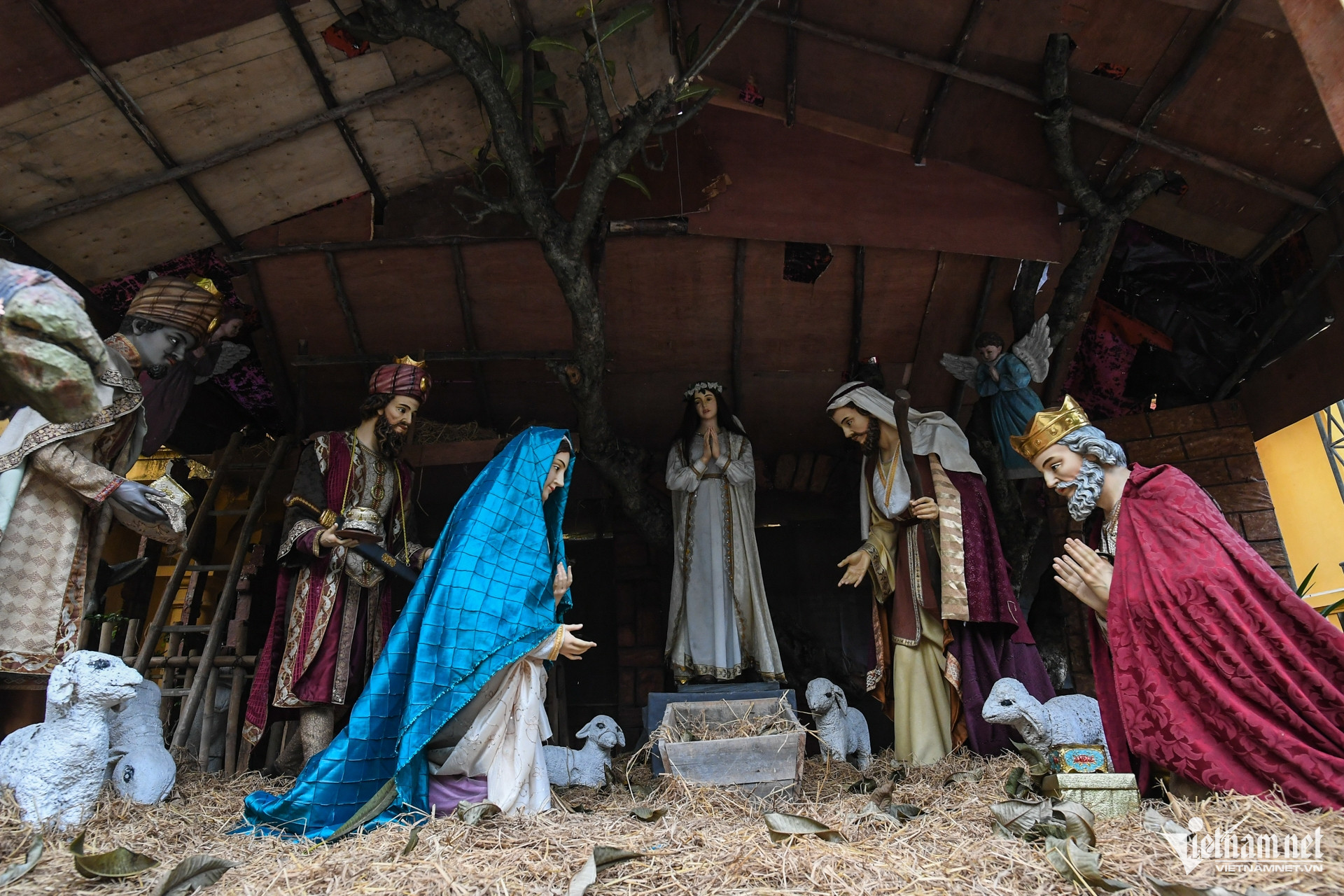 Nhà thờ Hà Nội trang hoàng rực rỡ, sẵn sàng lên đèn đón Giáng sinh W-nha tho noel giang sinh hanoi 5.jpg