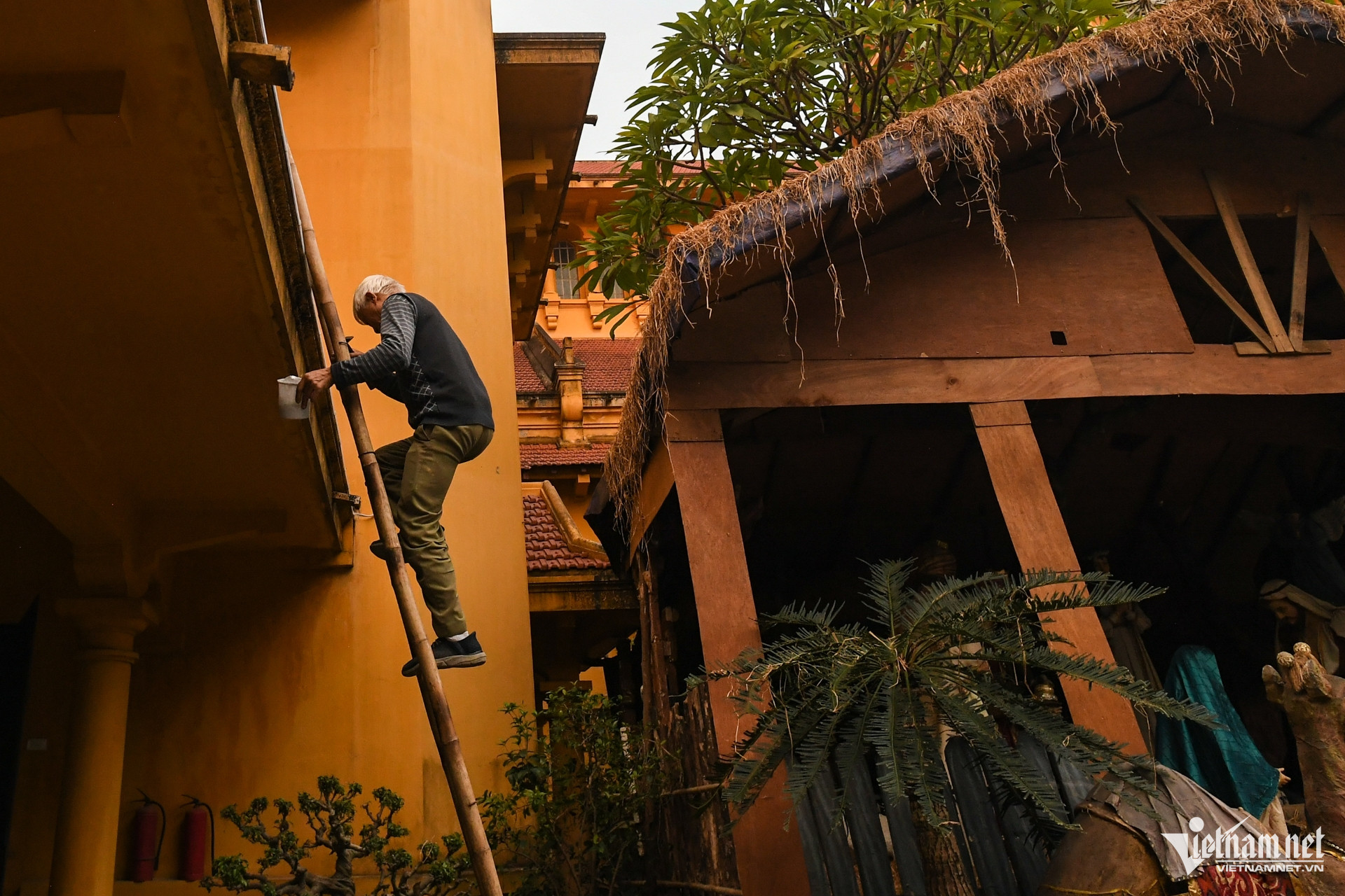 Nhà thờ Hà Nội trang hoàng rực rỡ, sẵn sàng lên đèn đón Giáng sinh https://static-images.vnncdn.net/vps_images_publish/000001/000003/2025/12/10/w-nha-tho-noel-giang-sinh-hanoi-6-1200.jpg