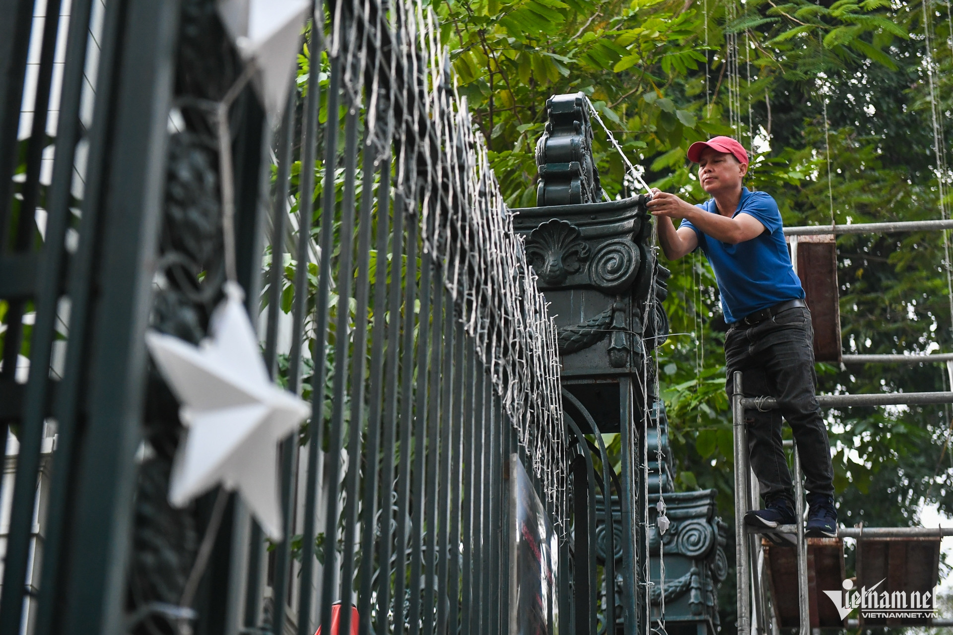 Nhà thờ Hà Nội trang hoàng rực rỡ, sẵn sàng lên đèn đón Giáng sinh W-nha tho noel giang sinh hanoi 8.jpg