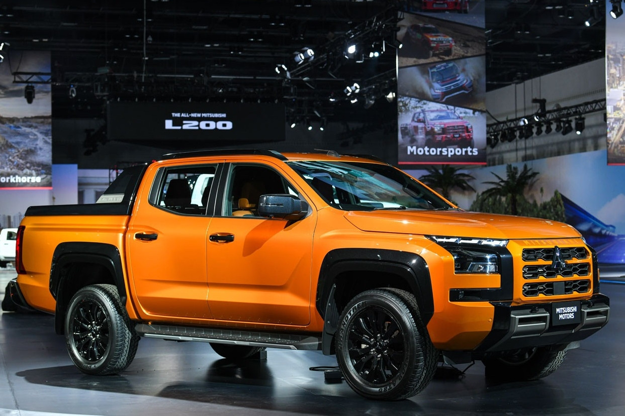 Xe bán tải tháng 11/2025: Mitsubishi Triton lại 'vượt mặt' đối thủ đồng hương