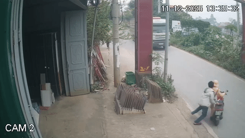 Người vi phạm giao thông đẩy đại úy cảnh sát vào đầu xe tải ở Hà Nội