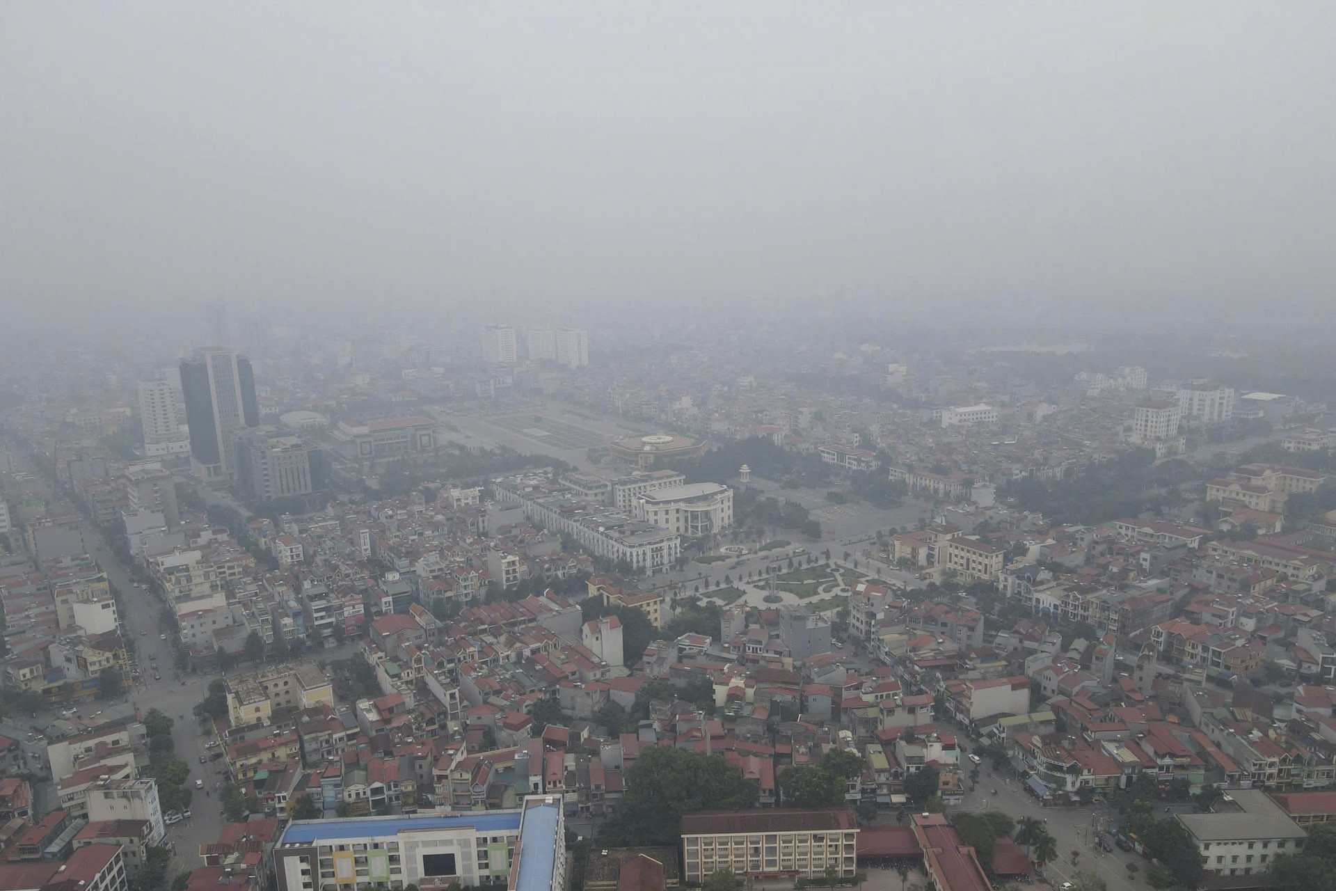 Bắc Ninh chìm trong lớp mù dày đặc, ô tô bật đèn giữa trưa