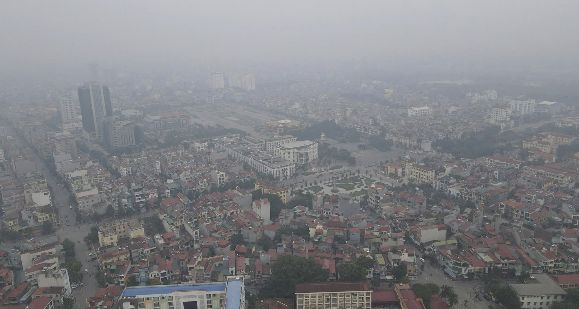 Bắc Ninh chìm trong lớp mù dày đặc, ô tô bật đèn giữa trưa