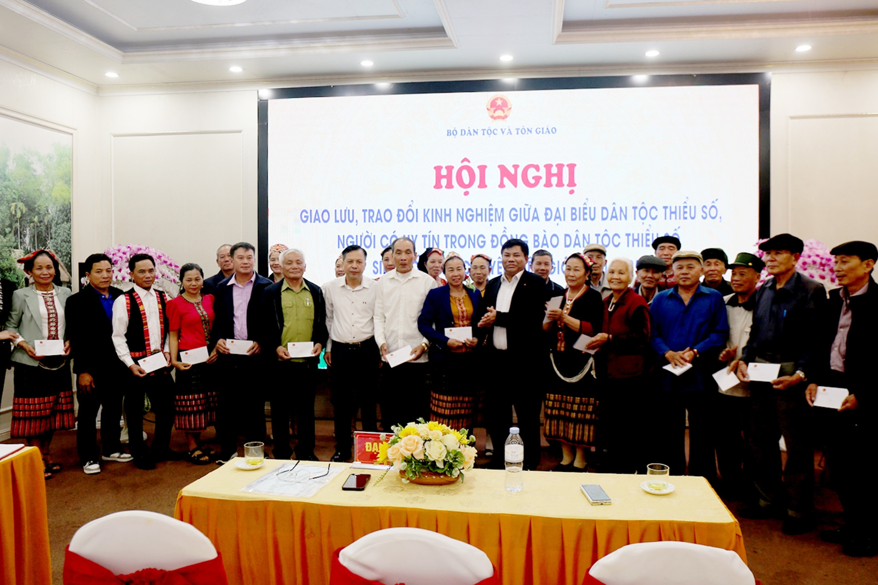 Hội nghị giao lưu đại biểu DTTS và người có uy tín khu vực biên giới Việt - Lào