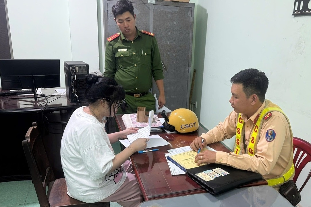 Buông hai tay cho bạn quay clip đăng mạng, cô gái ở TPHCM bị tịch thu xe