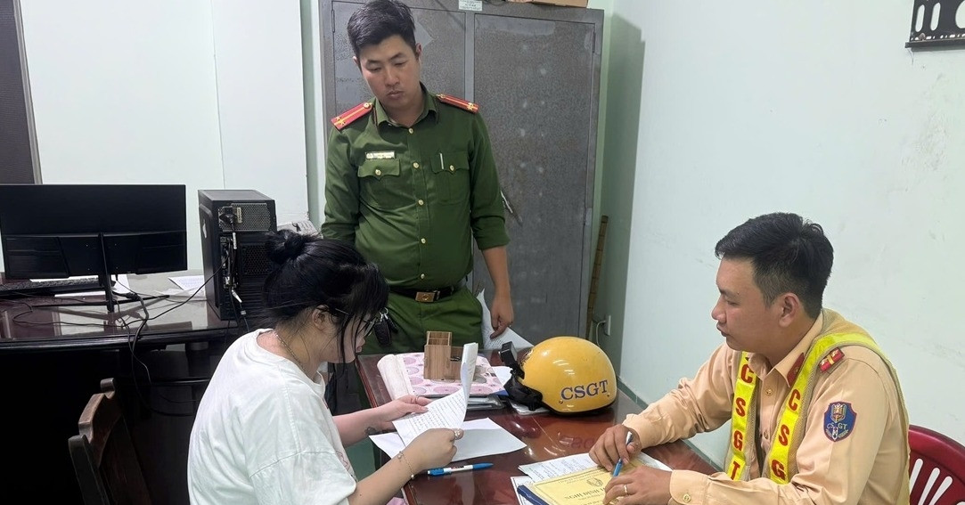 Buông hai tay cho bạn quay clip đăng mạng, cô gái ở TPHCM bị tịch thu xe