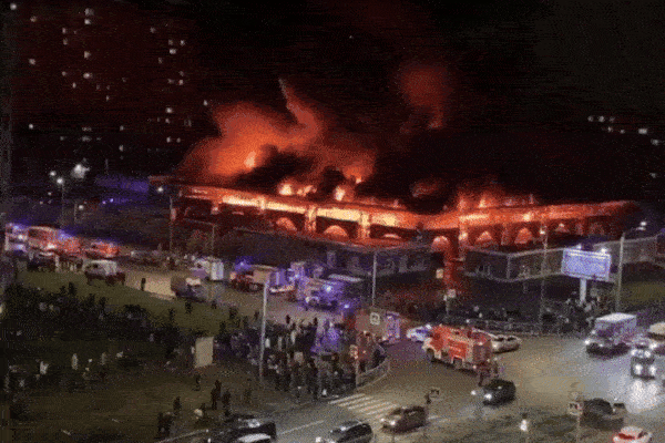 Cháy lớn tại khu chợ ở St. Petersburg, đã có người thiệt mạng