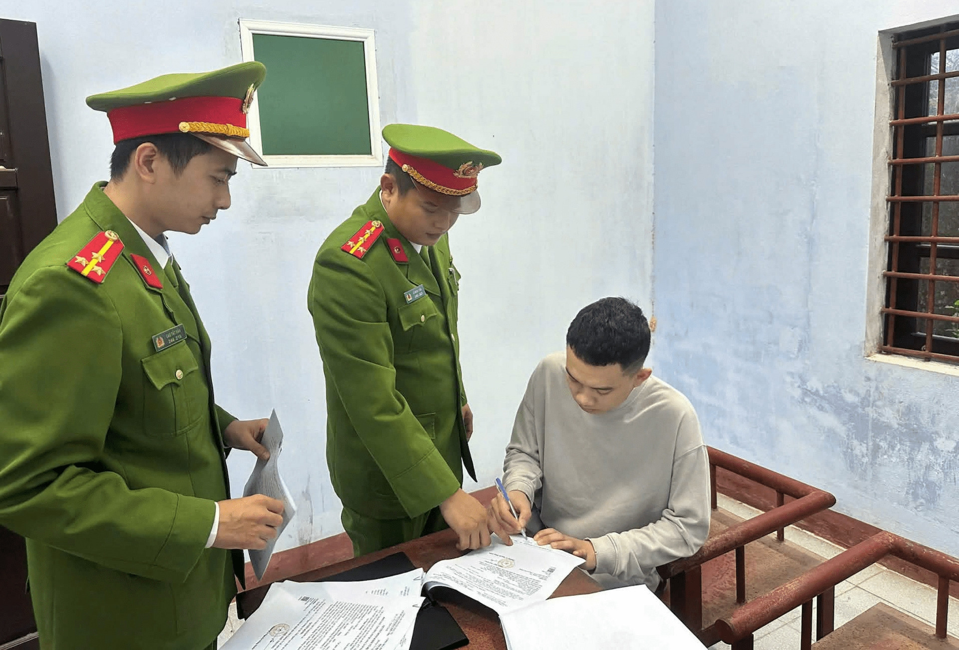 Khởi tố nam thanh niên lái ô tô tông nhóm người trước quán nhậu