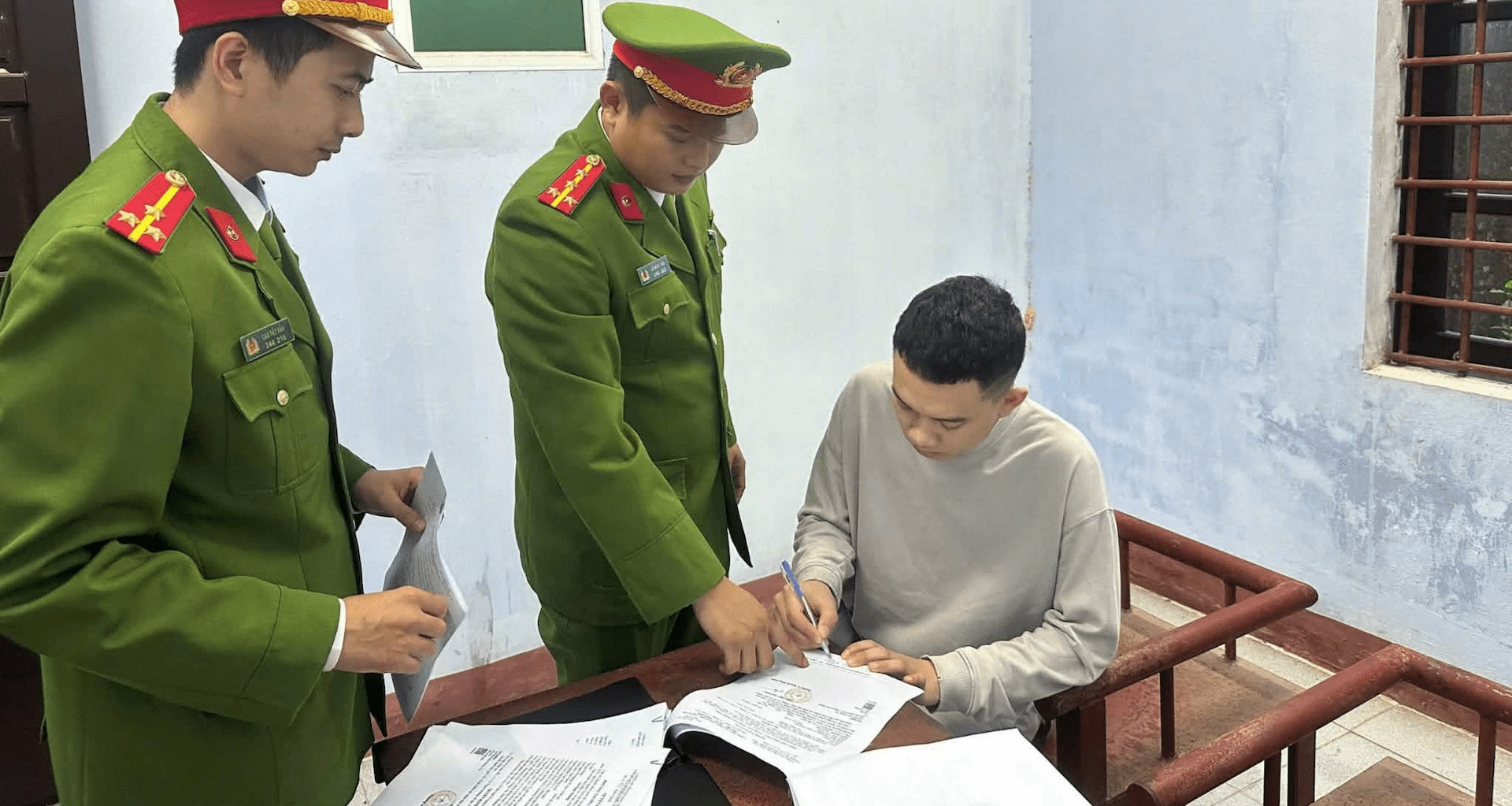 Khởi tố nam thanh niên lái ô tô tông nhóm người trước quán nhậu