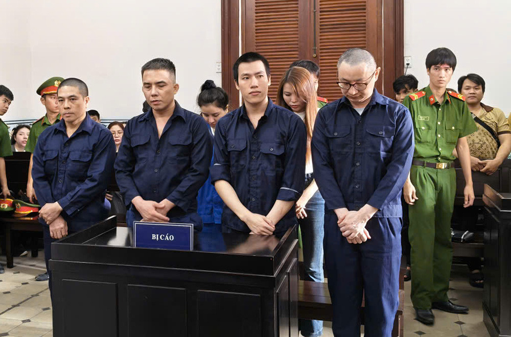 Cặp vợ chồng hờ cho nhân viên đi bán dâm để kéo khách đến nhà hàng