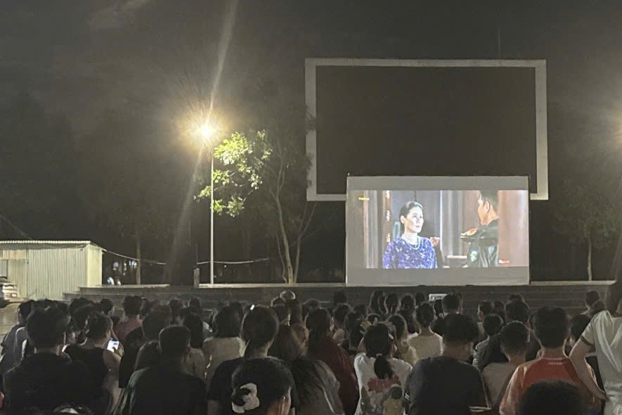 Mưa đỏ 'lưu diễn': Khi công nghệ đưa điện ảnh đến với cộng đồng