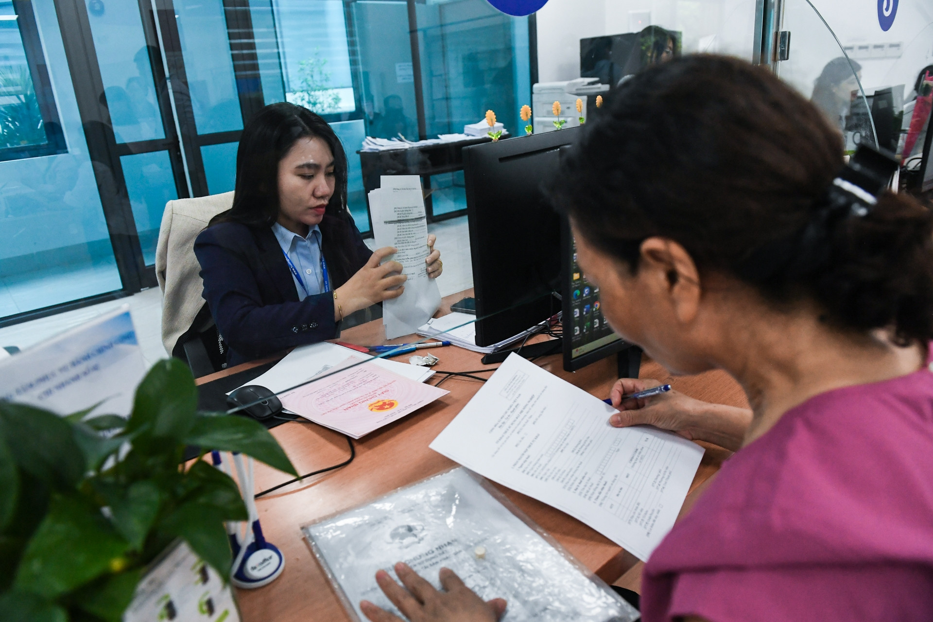 Niềm tin từ việc cấp sổ đỏ cho dân