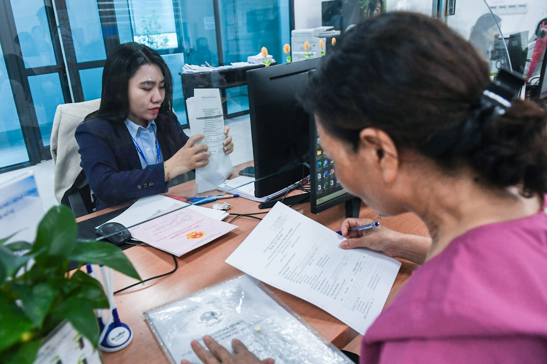 Niềm tin từ việc cấp sổ đỏ cho dân