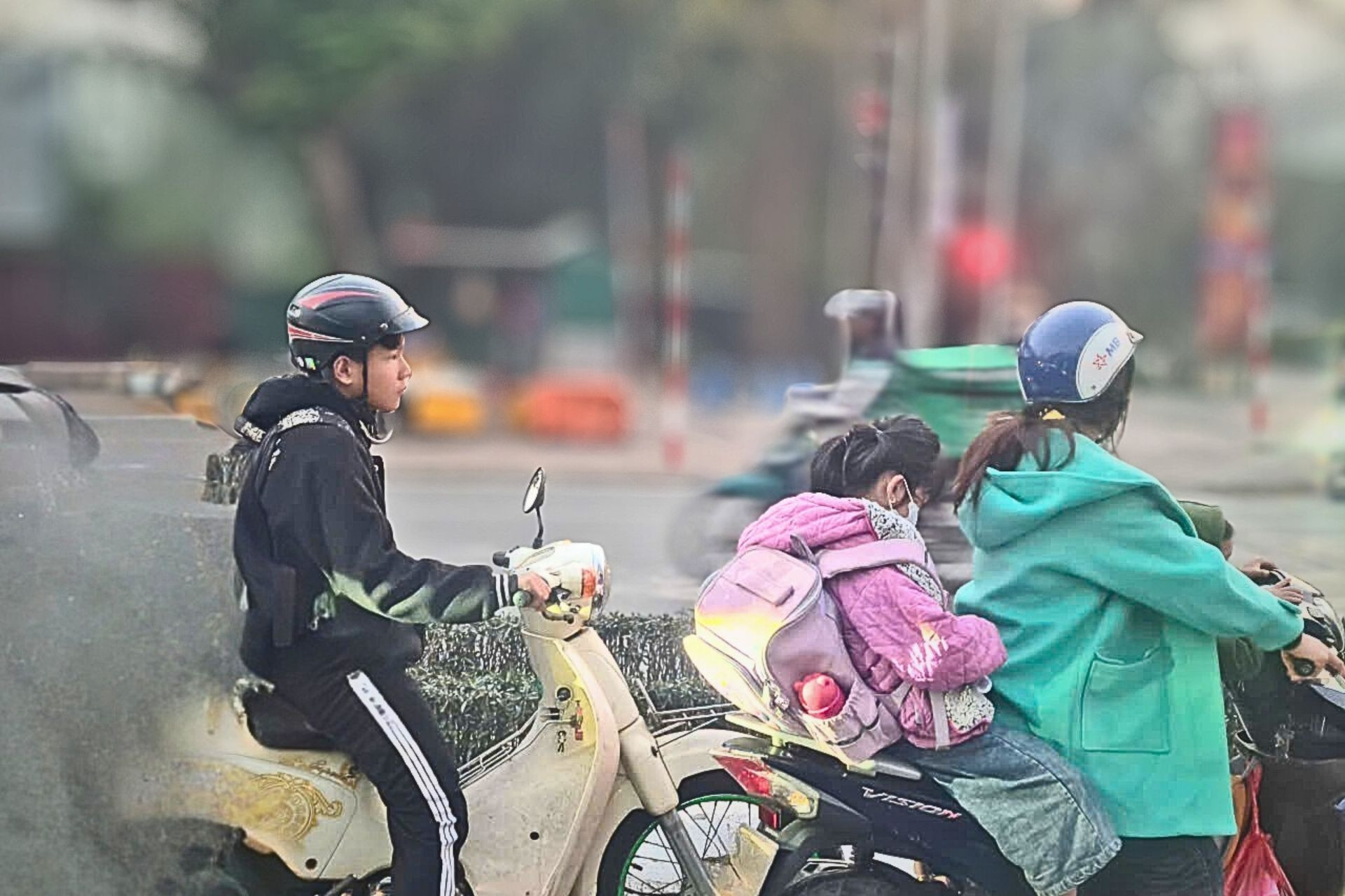 Phụ huynh xin nghỉ học cho con: Đừng để con trẻ ‘bóc mẽ’ người lớn