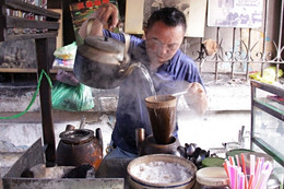 Ông lão nhóm lửa trên vỉa hè TPHCM bán món gia truyền 50 năm, Việt kiều mê mẩn YwAAAAAAQABAAACAUwAOw==