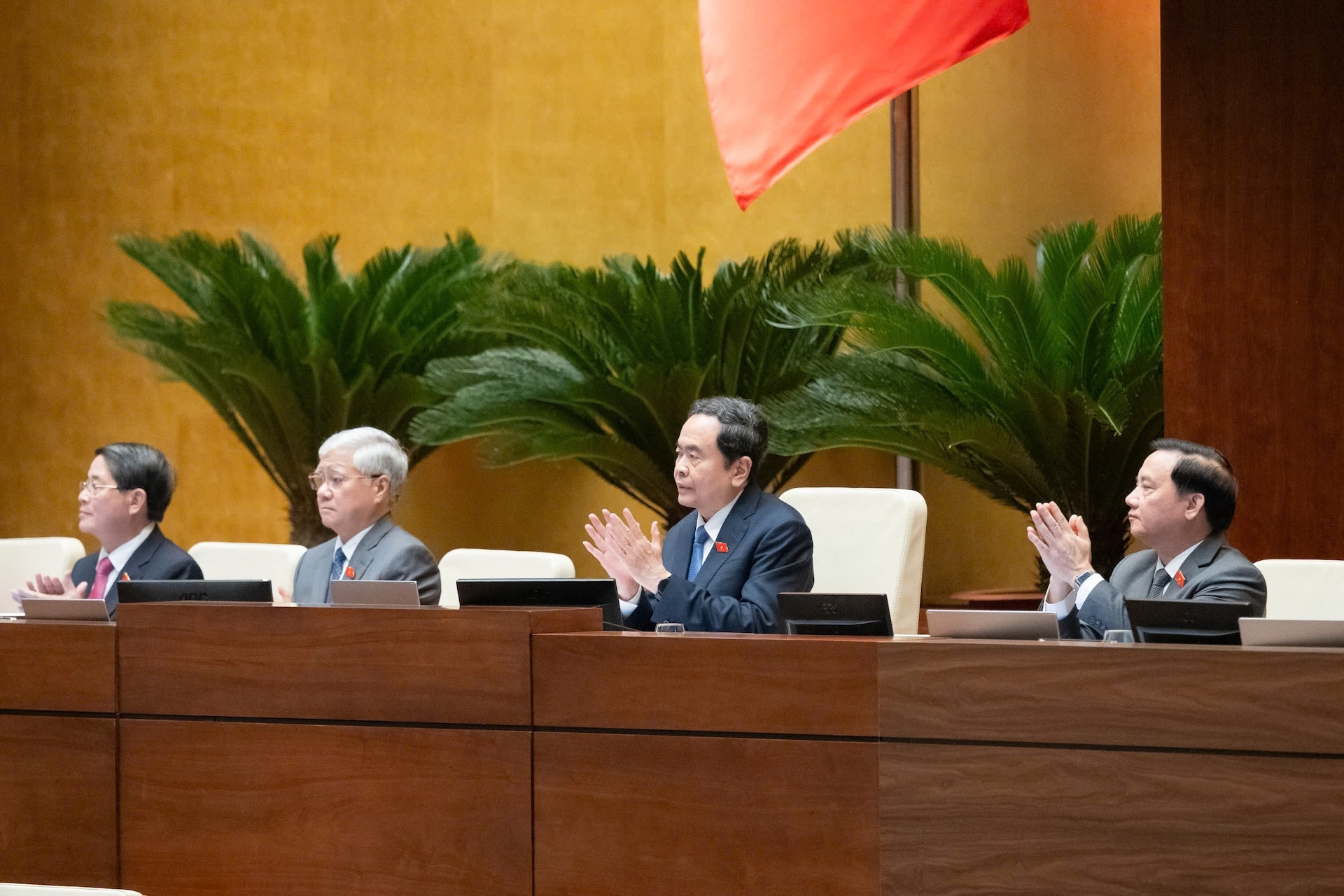 Quốc hội yêu cầu điều chỉnh lương cơ sở, lương hưu, trợ cấp trong năm 2026