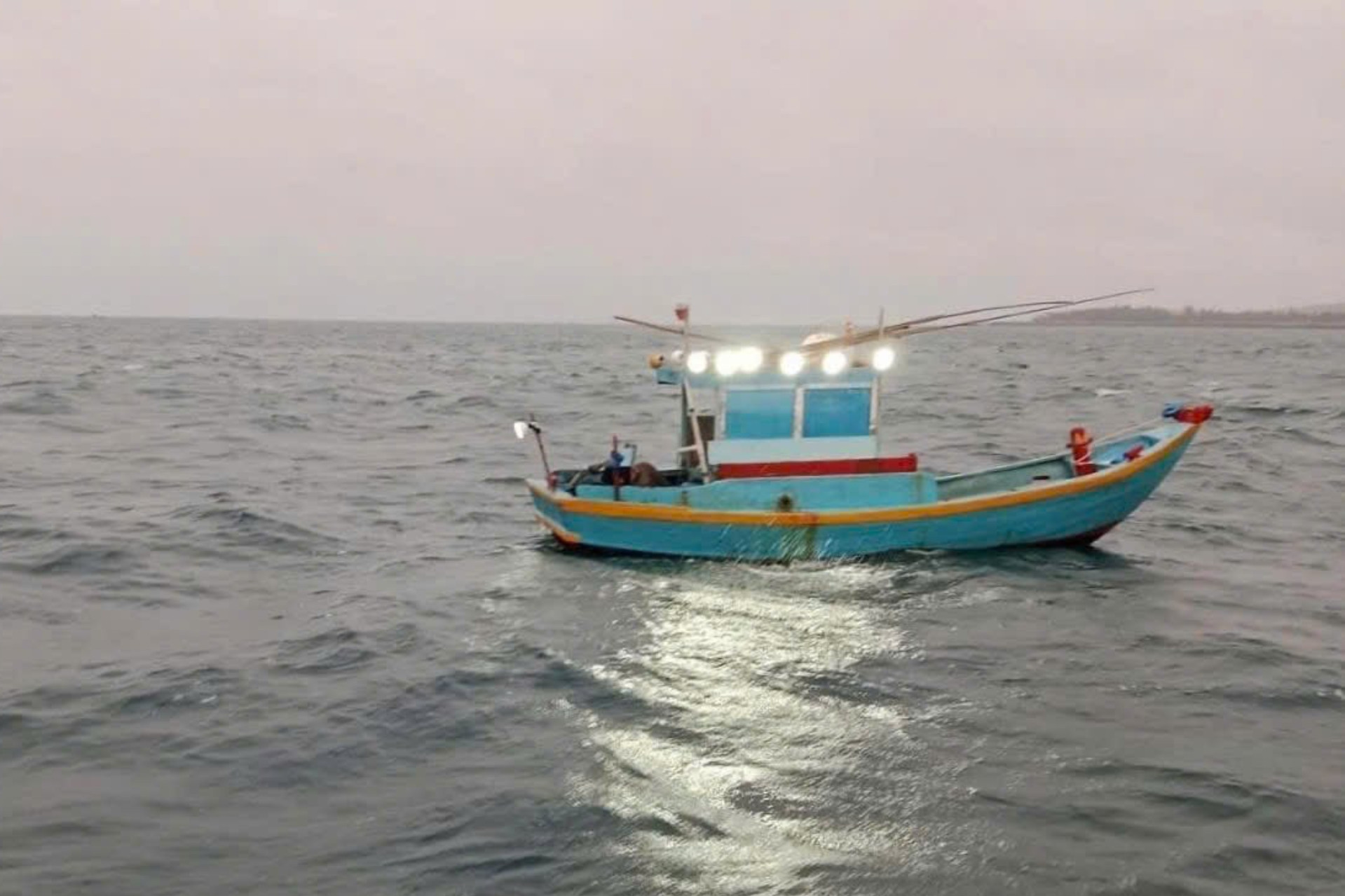 Thuyền trôi tự do trên biển, ngư dân tiếp cận phát hiện người đàn ông đã tử vong