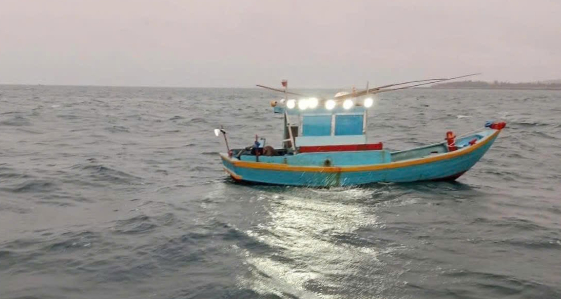 Thuyền trôi tự do trên biển, ngư dân tiếp cận phát hiện người đàn ông đã tử vong