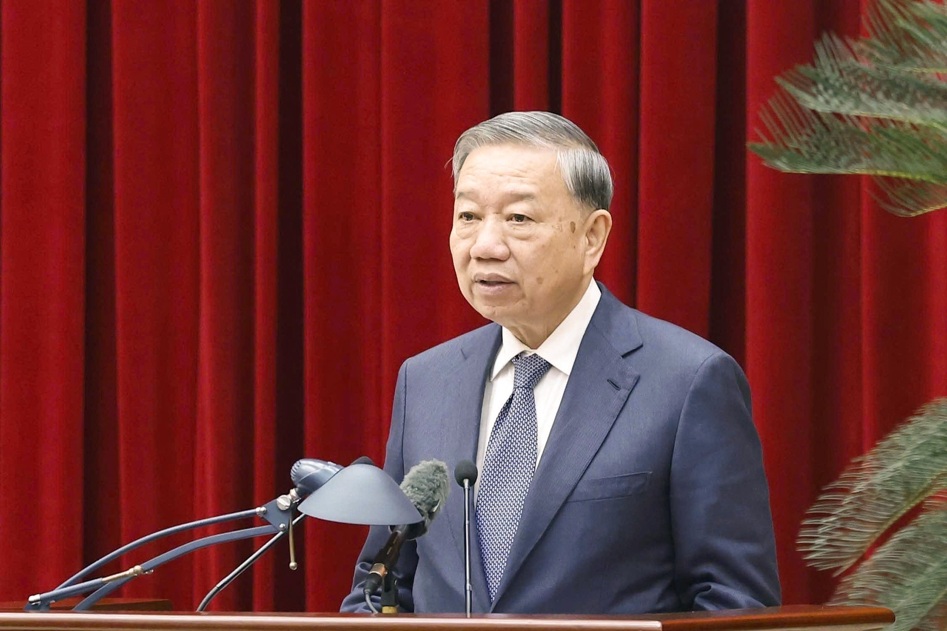 Tổng Bí thư: Sớm cải cách mạnh mẽ tiền lương để cán bộ &apos;không cần&apos; tham nhũng