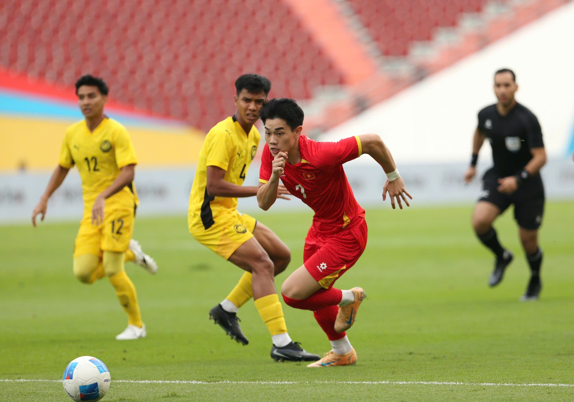 U22 Việt Nam lấy vé bán kết SEA Games: Gọi tên Đình Bắc