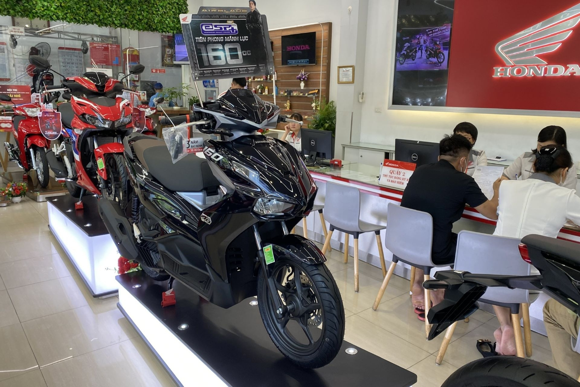 Xe máy điện lên ngôi - xe xăng hết thời ‘làm giá’: Người tiêu dùng hưởng lợi kép