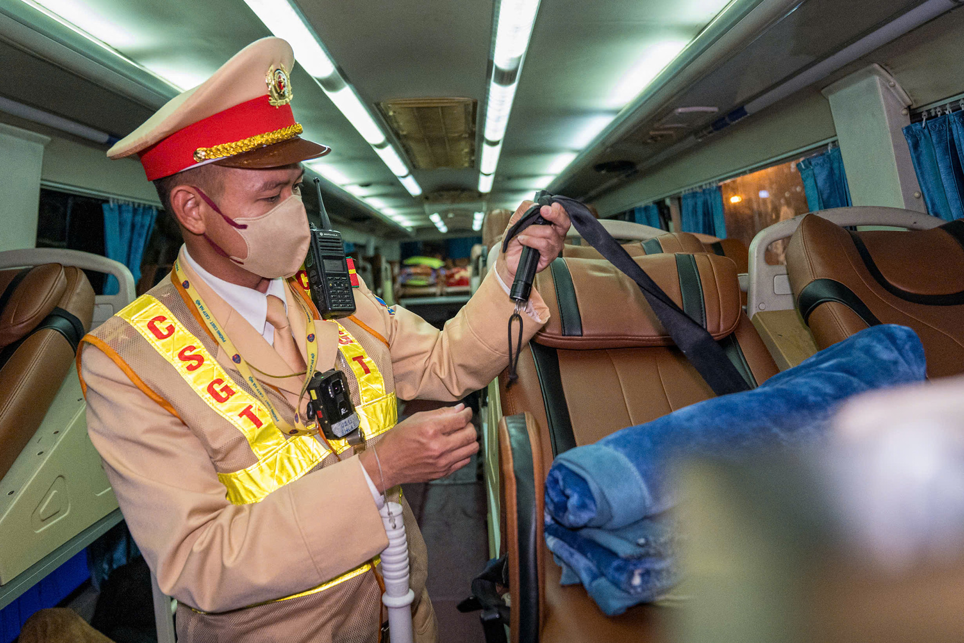 Xuyên đêm kiểm tra ô tô khách, cảnh sát phát hiện nhiều người phớt lờ quy định quan trọng