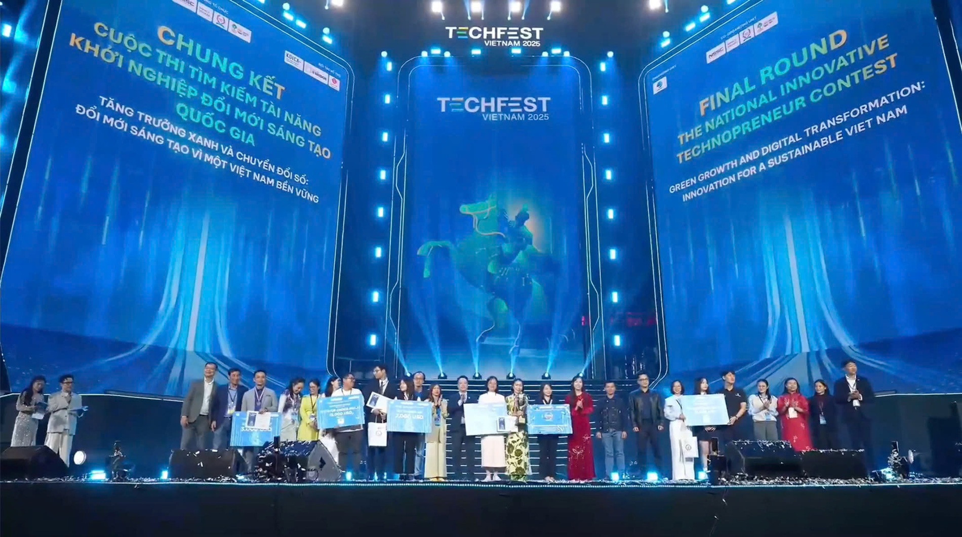 1212 cuoc thi khi nghiep.jpg