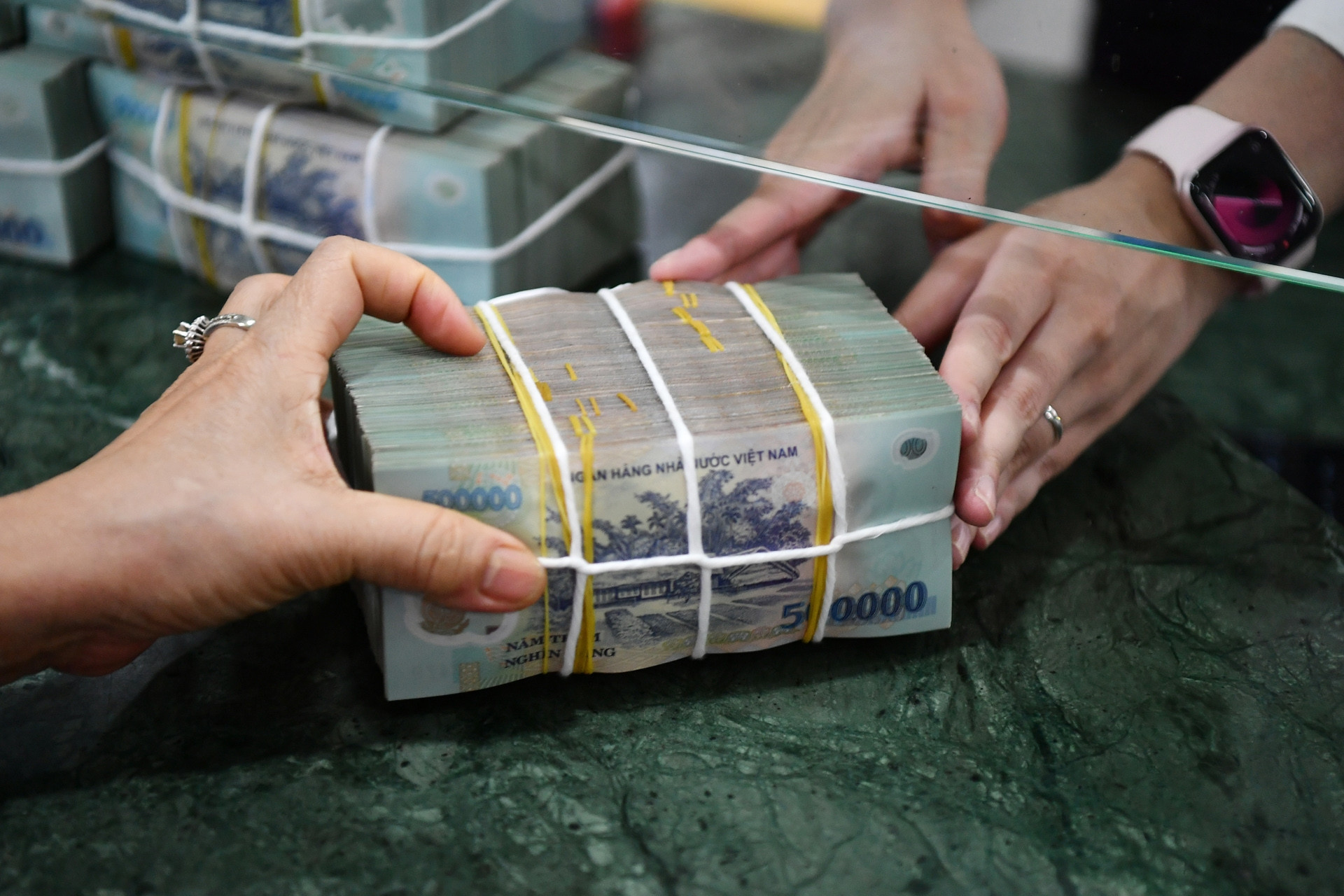 Lãi suất ngân hàng hôm nay 12/12/2025: Thêm 'ông lớn' tăng mạnh lãi suất