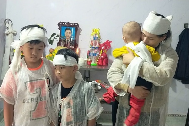 Chồng tử nạn ở tuổi 32, vợ trẻ ôm 3 con thơ chơ vơ giữa cuộc đời