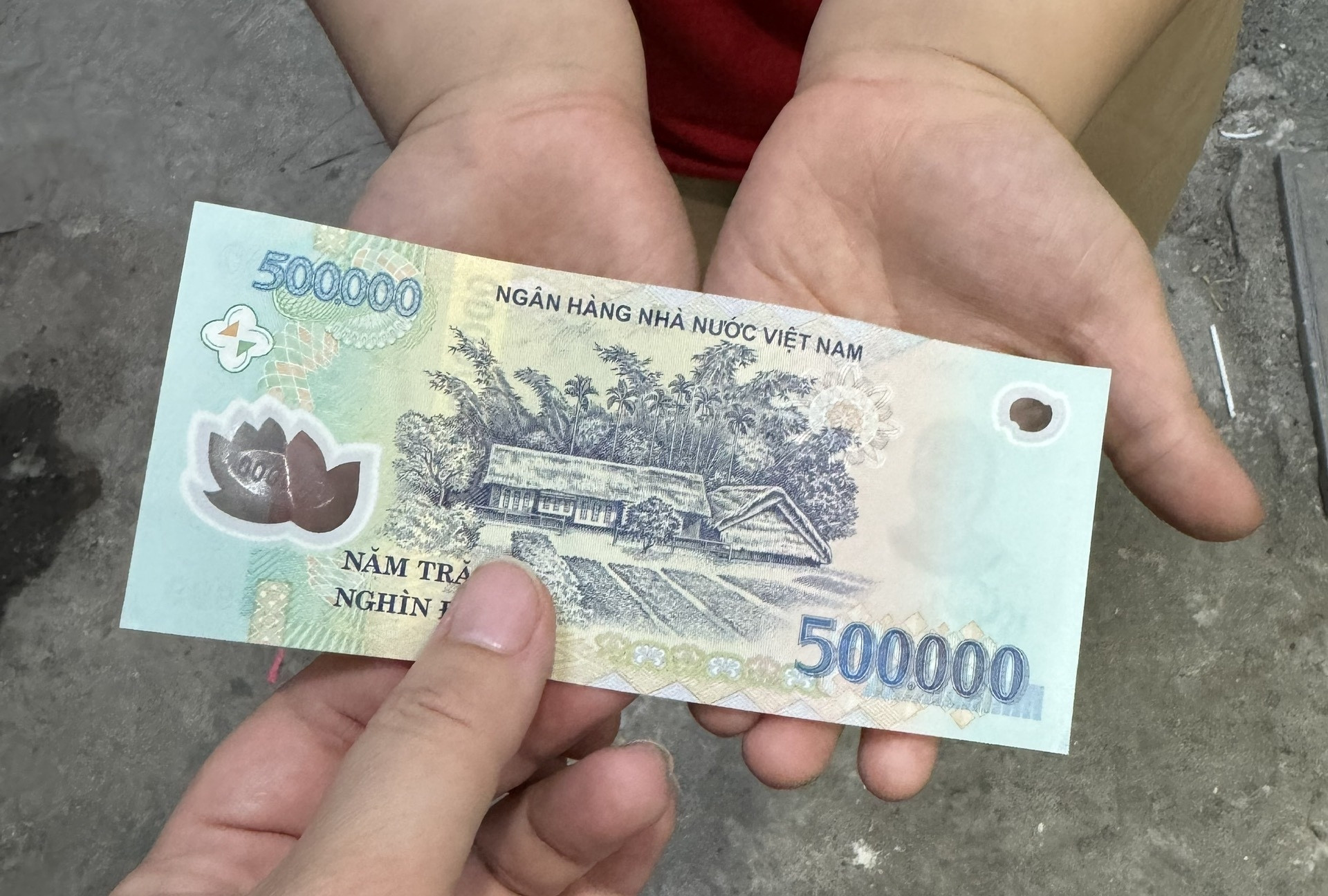 Con dâu cho trẻ ăn xin ngoài đường 500 nghìn, mẹ chồng phản ứng 'gắt'
