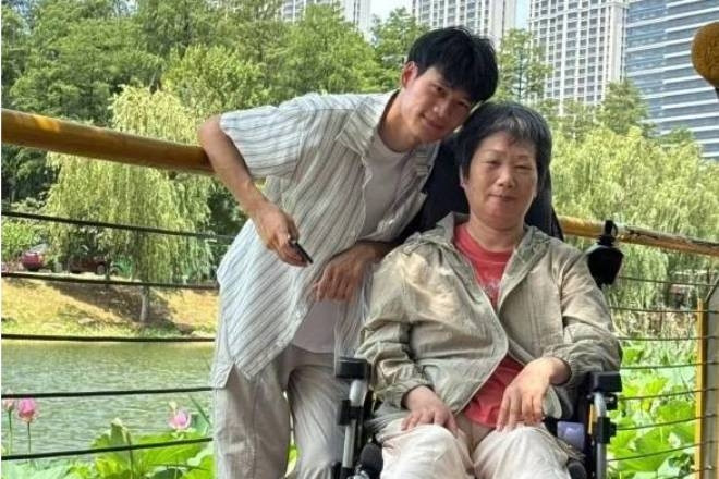 Con trai chi 700 triệu đồng biến xe thành nhà, đưa mẹ bị liệt du lịch khắp nơi