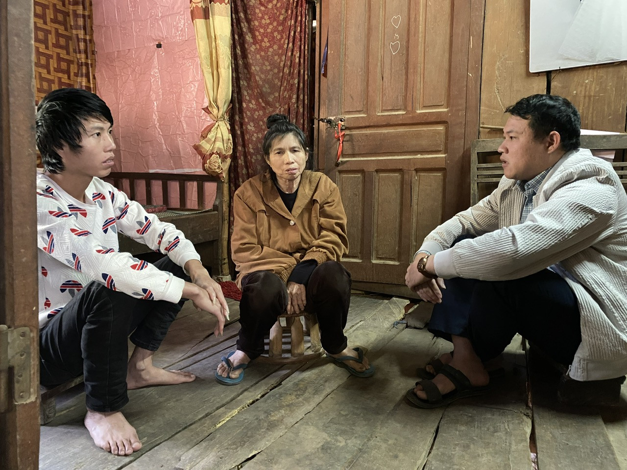 Đại diện chính quyền xã Mường Xén thường xuyên động viên, thăm hỏi mẹ con bà Hoan.jpg