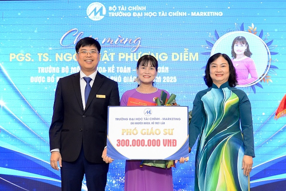 Vừa được phong phó giáo sư, 7 giảng viên nhận thưởng mỗi người 300 triệu đồng