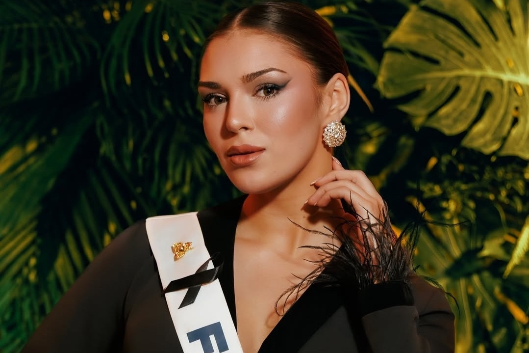 Hoa hậu vừa bị tước vương miện vì một cử chỉ là ai?