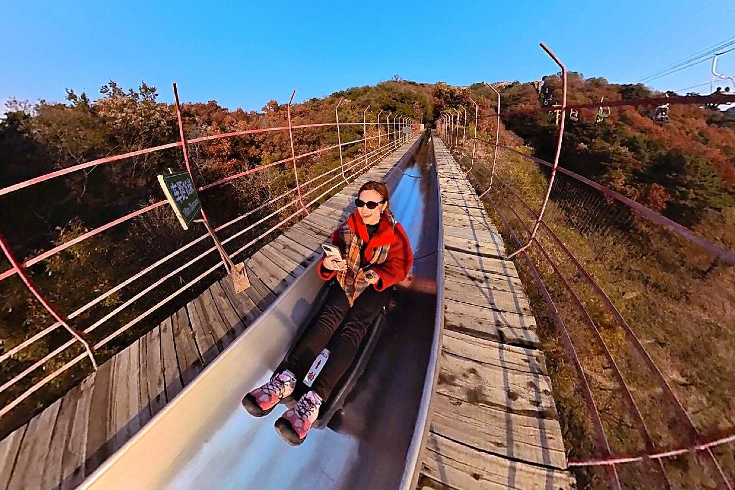 Khách Việt ghé Vạn Lý Trường Thành ngắm lá vàng lá đỏ, xuống núi bằng cách lạ