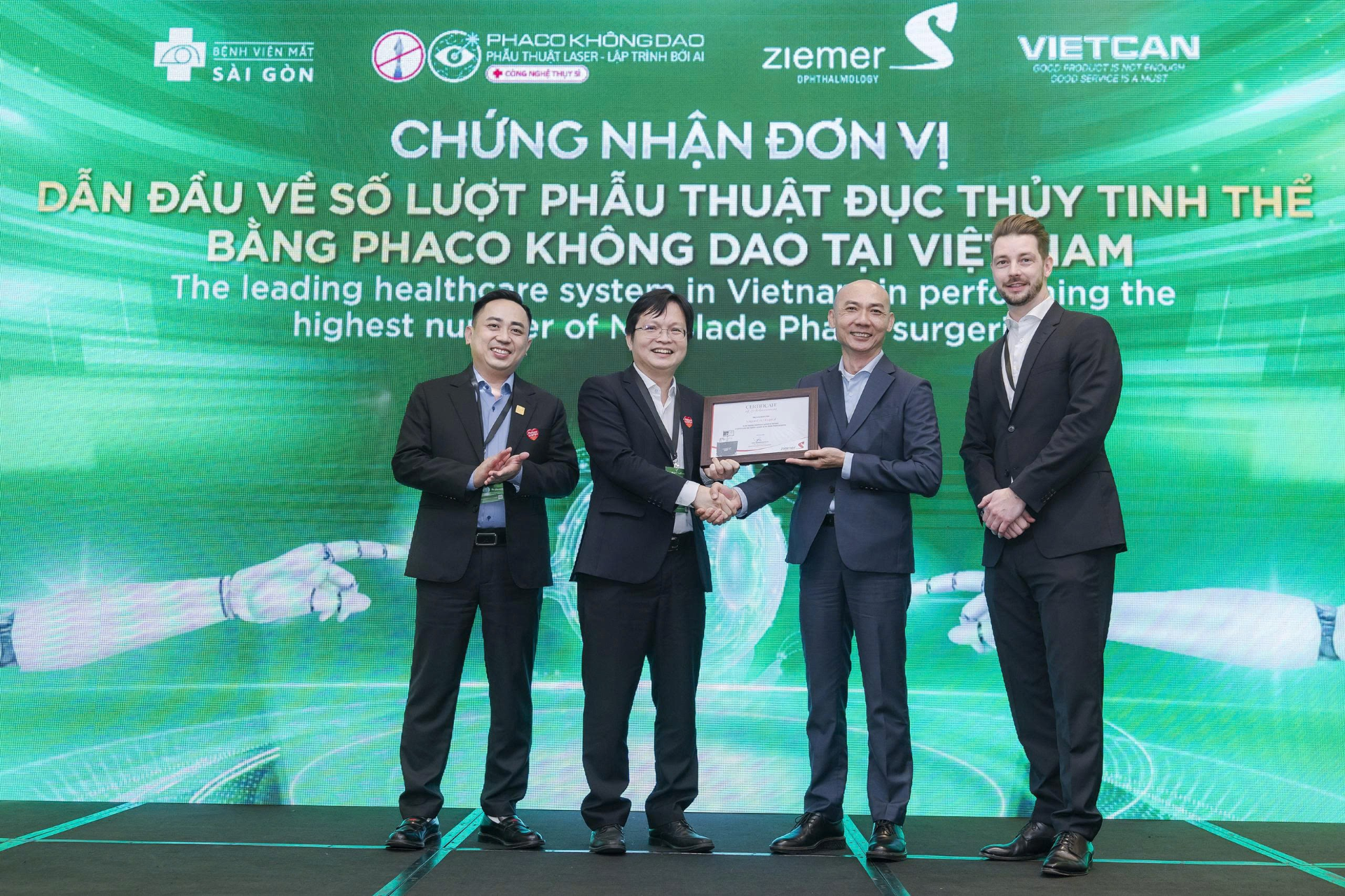 Mắt Sài Gòn tiên phong tổ chức hội nghị về công nghệ Phaco Không Dao
